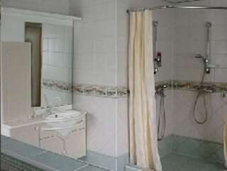 Гостевой дом Riia Villa Тарту Двухместный номер с 2 отдельными кроватями и общей ванной комнатой-5